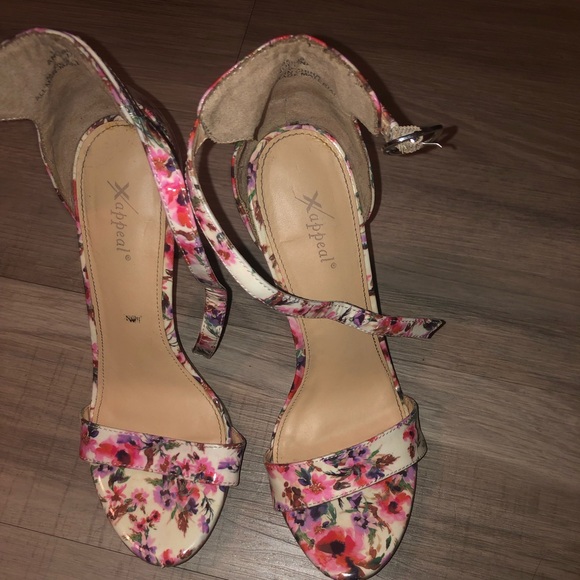 Floral heels - Picture 1 of 3